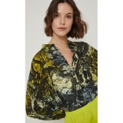 Medicine koszula damska relaxed z kołnierzykiem klasycznym. Koszule MEDICINE, l, bez wzorów, z tkaniny, klasyczne, bez kołnierzyka, bez ramiączek. W wyprzedaży za 49.90 zł.