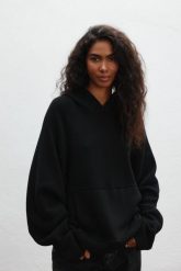 Sweter z kapturem typu oversize w kolorze BLACK - LAFFI. Czarne swetry Marsala, s, bez wzorów, z jeansu, boho, bez ramiączek. Za 589.90 zł.