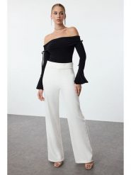 Trendyol Bluzka w kolorze czarnym rozmiar: 34. Czarne bluzki Trendyol, bez wzorów, bez kołnierzyka, bez ramiączek. Za 56.99 zł.