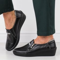 Czarne Polskie półbuty damskie Deoni 585/1. Czarne półbuty wsuwane Deoni, bez wzorów, ze skóry, bez obcasa, na obcasie. Za 349.00 zł.