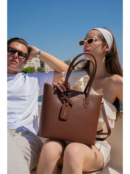 Victor & Hugo Paris Skórzana torebka "Myra" w kolorze jasnobrązowym - 34 x 28 x 12 cm rozmiar: onesize. Brązowe torebki klasyczne Victor & Hugo Paris, bez wzorów, z materiału, bez dodatków. Za 380.34 zł.