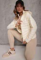 Jasnobeżowa Przejściowa Kurtka Pikowana z Kapturem z Możliwością Odpięcia Pretiga. Brązowe kurtki Renee, l, bez wzorów, z jeansu, z kapturem. Za 109.99 zł.