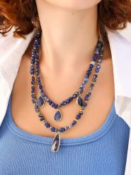 Pierres delicates Pozłacany naszyjnik z elementami ozdobnymi - dł. 50 cm rozmiar: onesize. Niebieskie naszyjniki Pierres delicates, z materiału, z lazurytem, pozłacane. Za 150.37 zł.