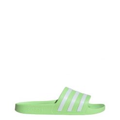 Klapki adilette Aqua. Białe klapki adidas, bez wzorów, sportowe, bez obcasa, bez zapięcia. W wyprzedaży za 87.20 zł.