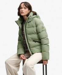Superdry Pikowana kurtka z kapturem City — Wypełnienie z recyklingu – Light. Zielone kurtki Superdry, z aplikacjami, z materiału, z kapturem. Za 464.00 zł.