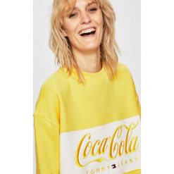 Tommy Jeans - Bluza x Coca-Cola. Białe bluzy Tommy Jeans, l, z aplikacjami, z bawełny, bez kaptura. W wyprzedaży za 349.90 zł.