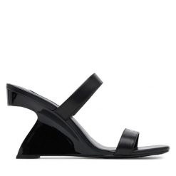 Klapki KARL LAGERFELD. Czarne klapki KARL LAGERFELD, bez wzorów, bez obcasa, bez zapięcia. Za 769.99 zł.