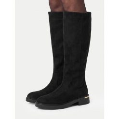 Kozaki Nine West. Czarne kozaki Nine West, bez wzorów, bez obcasa, na płaskiej podeszwie, bez zapięcia. Za 299.99 zł.
