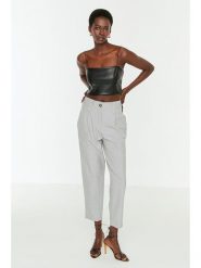 Trendyol Spodnie w kolorze szarym rozmiar: 34. Szare spodnie materiałowe Trendyol, bez wzorów, z materiału. Za 73.99 zł.