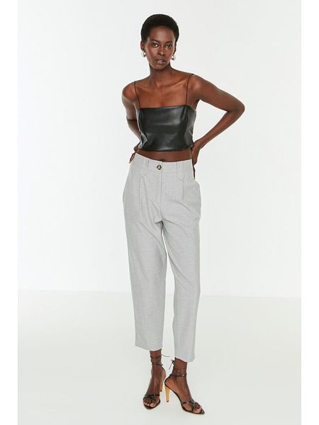 Trendyol Spodnie w kolorze szarym rozmiar: 34. Szare spodnie materiałowe Trendyol, bez wzorów, z materiału. Za 73.99 zł.