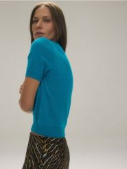 Sweter z krótkim rękawem z wełny merino - niebieski. Niebieskie swetry Reserved, l, bez wzorów, z wełny, bez ramiączek. W wyprzedaży za 139.99 zł.