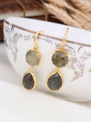 L'Atelier de Gaia Pozłacane kolczyki z prehnitami rozmiar: onesize. Szare kolczyki L'Atelier de Gaia, z prehnitem, pozłacane. Za 78.66 zł.