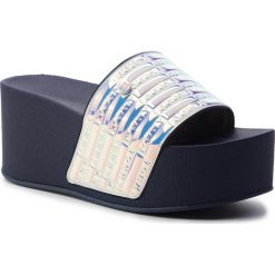 Klapki TOMMY HILFIGER - High Pool Slide Shiny Iridescent FW0FW04059 Midnight 403. Klapki Tommy Hilfiger, bez wzorów, z materiału, bez obcasa, na obcasie, bez zapięcia. W wyprzedaży za 189.00 zł.