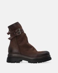 BRĄZOWE BOTKI Z NUBUKU P005NABROBB036. Brązowe botki Venezia, bez wzorów, z nubiku, bez obcasa, bez zapięcia. Za 629.00 zł.