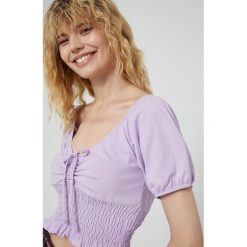 Medicine t-shirt damski kolor fioletowy. Fioletowe t-shirty MEDICINE, l, bez wzorów, bez kołnierzyka, bez ramiączek. Za 59.90 zł.