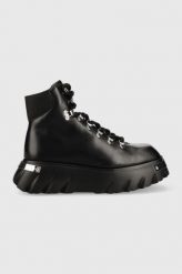 Love Moschino botki skórzane damskie kolor czarny na platformie. Czarne botki Love Moschino, bez wzorów, z gumy, bez obcasa, na platformie, bez zapięcia. W wyprzedaży za 889.99 zł.