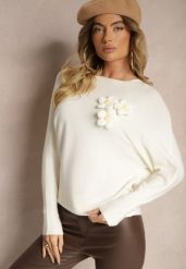 Biały Nietoperzowy Sweter z Wiskozą Zdobiony Aplikacją w Kształcie Kwiatów Evasinae. Białe swetry Renee, z aplikacjami, z jeansu, casualowe, bez ramiączek. W wyprzedaży za 71.99 zł.