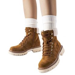 Brązowe ocieplane damskie zimowe buty Bassano. Brązowe botki bez wzorów, eleganckie, z okrągłym noskiem, za kostkę, bez obcasa, bez zapięcia. Za 246.81 zł.