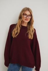 Sweter oversize z bufiastym rękawem w kolorze MARSALA - RIVERO. Swetry Marsala, na lato, bez wzorów, z wełny, bez ramiączek. Za 249.90 zł.