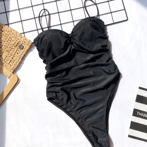 Strój kąpielowy z cienkimi ramiączkami na plażę i basen Tahmina. Stroje jednoczęściowe Intica, bez wzorów, klasyczne. Za 149.00 zł.