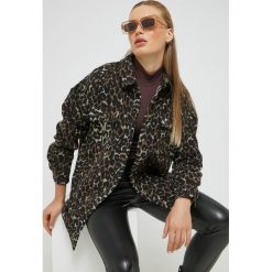 Noisy May koszula Flanny damska kolor czarny relaxed z kołnierzykiem klasycznym. Czarne koszule Noisy May, l, bez wzorów, klasyczne, bez kołnierzyka, bez ramiączek. Za 229.99 zł.