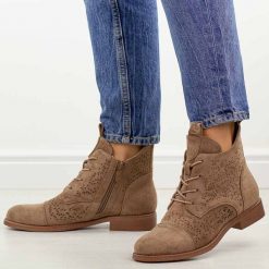 Coffee zamszowe ażurowe botki damskie S.Barski 8009. Botki S.BARSKI, w ażurowe wzory, z jeansu, eleganckie, z okrągłym noskiem, bez obcasa, na obcasie, bez zapięcia. Za 229.00 zł.