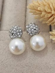 Nakkash Posrebrzane kolczyki-wkrętki z cyrkoniami i syntetycznymi perłami ozdobnymi rozmiar: onesize. Białe kolczyki Nakkash, z cyrkonią, posrebrzane. Za 148.26 zł.
