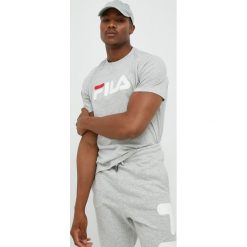 Fila t-shirt bawełniany kolor szary z nadrukiem. Szare t-shirty Fila, l, bez wzorów, z bawełny, bez kołnierzyka, bez ramiączek. Za 119.99 zł.