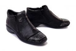 RIEKER 58388-01 black, botki damskie. Czarne botki Rieker, bez wzorów, bez obcasa, na obcasie, bez zapięcia. Za 215.94 zł.