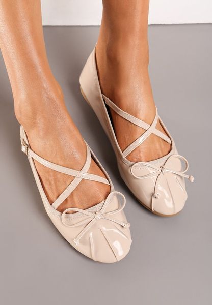 Beżowe Płaskie Balerinki z Imitacji Skóry Z Ozdobnymi Paskami i Sprzączką Zdobione Kokardką Xisaa. Brązowe baleriny Renee, z aplikacjami, ze skóry, eleganckie, bez obcasa, na płaskiej podeszwie, bez zapięcia. W wyprzedaży za 48.74 zł.