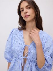Bluzka z baskinką - jasnoniebieski. Niebieskie bluzki Reserved, l, bez wzorów, z bawełny, bez kołnierzyka, bez ramiączek. Za 109.99 zł.