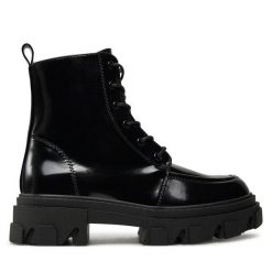 Trapery ONLY. Czarne traperki ONLY, bez wzorów, bez obcasa, bez zapięcia. Za 299.99 zł.