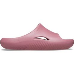 Klapki dla dorosłych Crocs Mellow Recovery Slide. Czerwone klapki Crocs, bez wzorów, eleganckie, bez obcasa, bez zapięcia. W wyprzedaży za 270.10 zł.