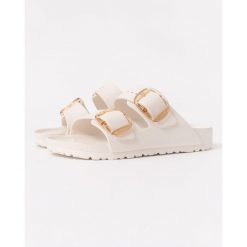 Klapki damskie Birkenstock Arizona Big Buckle Eva. Białe klapki Birkenstock, bez wzorów, z materiału, klasyczne, bez obcasa, bez zapięcia. Za 324.45 zł.