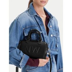 Torebka Nine West. Czarne torebki klasyczne Nine West, bez wzorów, klasyczne, bez dodatków. Za 269.99 zł.