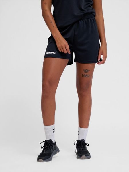 Szorty damskie Hummel Multi PL. Fioletowe szorty sportowe Hummel, bez wzorów, z materiału, z standardowym stanem, na fitness i siłownię. Za 113.50 zł.