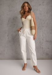 Białe Bawełniane Jeansy Typu Mom Fit High Waist Ściągane w Pasie Sznurkiem Winlenne. Białe jeansy Renee, l, bez wzorów, z bawełny, klasyczne, z podwyższonym stanem. Za 129.99 zł.