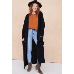 Kardigan Damski Kollin BS Czarny. Czarne swetry blue shadow, uniwersalny, bez wzorów, bez ramiączek. Za 299.90 zł.
