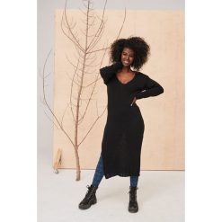 Sukienka Swetrowa Hitts BS Czarny. Czarne sukienki blue shadow, s, bez wzorów, z dzianiny, bez kołnierzyka, bez ramiączek, midi. W wyprzedaży za 119.95 zł.