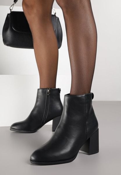 Czarne Eleganckie Botki Vices na Słupku z Okrągłym Detalem przy Cholewce Widvire. Czarne botki Renee, bez wzorów, biznesowe, z okrągłym noskiem, bez obcasa, na obcasie, bez zapięcia. Za 109.99 zł.