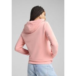 Damska bluza z kapturem ESS METALLIC PUMA Pink Fruit Metallic Silver. Czerwone bluzy Puma, s, bez wzorów, sportowe, bez ramiączek, z kapturem. Za 233.50 zł.