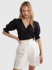 Bluzka damska z wiskozy o krótkim kroju w kropki czarna Tigola 906. Czarne bluzki BIG STAR, l, bez wzorów, z tkaniny, eleganckie, bez kołnierzyka, bez ramiączek. W wyprzedaży za 119.99 zł.