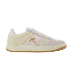 Trenerzy Le Coq Sportif Ashe Team. Białe buty sportowe lifestyle Le Coq Sportif, bez wzorów, eleganckie, bez zapięcia. W wyprzedaży za 323.10 zł.