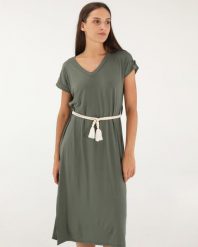 MIDI SUKIENKA Z WISKOZY. Zielone sukienki Unisono, l, bez wzorów, z tkaniny, bez kołnierzyka, bez ramiączek, midi. Za 169.00 zł.