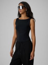 4F Top slim z modalem damski - czarny XS. Czarne topy 4f, xs, bez wzorów, z dzianiny, bez kołnierzyka, bez ramiączek. Za 49.99 zł.