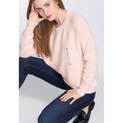 Różowy Sweter Crowded Place. Czerwone swetry Born2be, z aplikacjami. Za 79.99 zł.