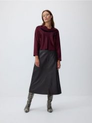 Bluzka z metalicznym połyskiem - bordowy. Czerwone bluzki Reserved, l, bez wzorów, z tkaniny, bez kołnierzyka, bez ramiączek. W wyprzedaży za 19.99 zł.