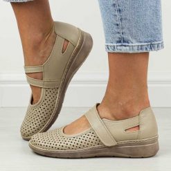 Beżowe skórzane ażurowe Polskie półbuty damskie Gregors 1040. Brązowe półbuty wsuwane GREGORS, na lato, w ażurowe wzory, ze skóry, eleganckie, bez obcasa. Za 379.00 zł.