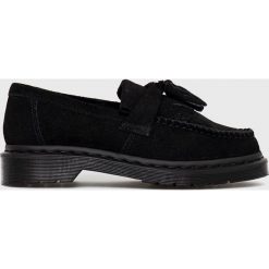 Dr. Martens mokasyny zamszowe Adrian Mono kolor czarny. Czarne mokasyny Dr Martens, bez wzorów, z gumy, z okrągłym noskiem. W wyprzedaży za 559.99 zł.