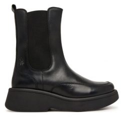Sztyblety Fly London. Czarne botki Fly London, bez wzorów, bez obcasa, na płaskiej podeszwie, bez zapięcia. Za 839.99 zł.